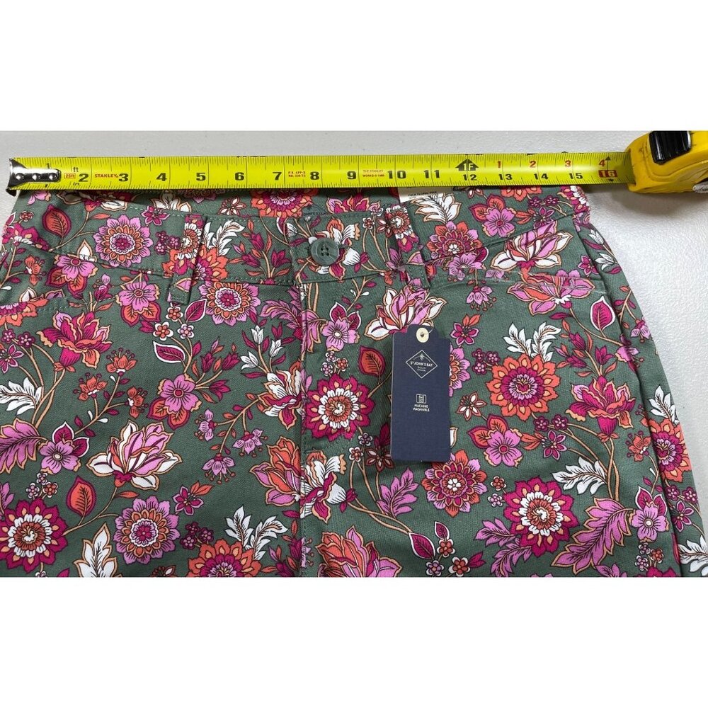 St John's Bay Womens Size 4P Bermuda Shorts Floral Green Secretly Slender Tummy - Picture 3 of 11